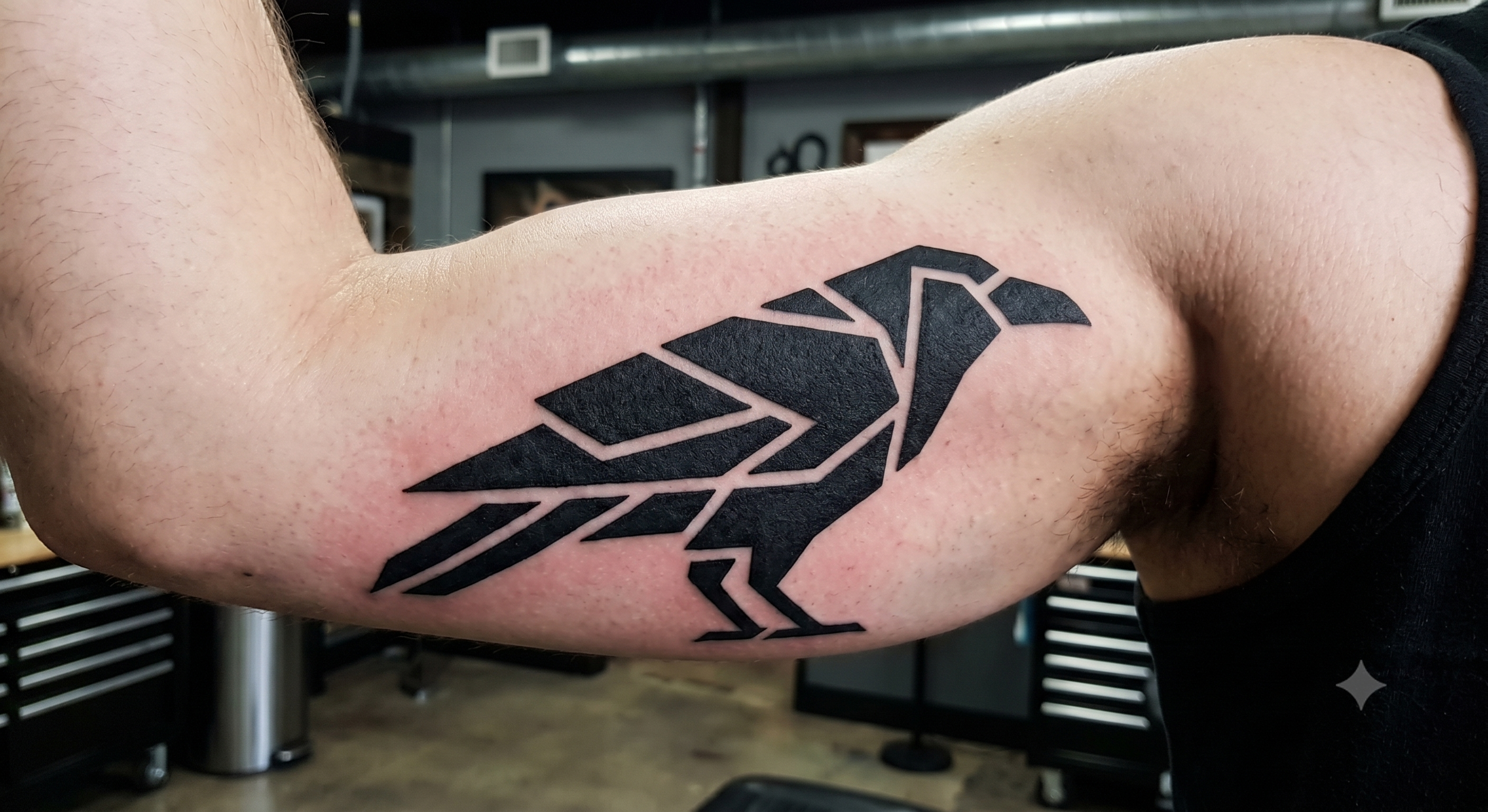 Tatuagem Blackwork — corvo geométrico no braço